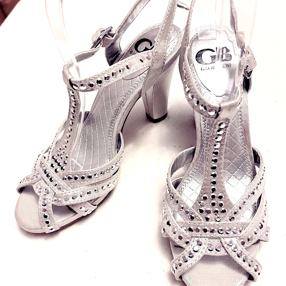 Gianni Bini - Silver Heels With a 4” heel, EMBELLISHED  size 6 Look New ❣️❣️❣️ - Picture 9 of 11